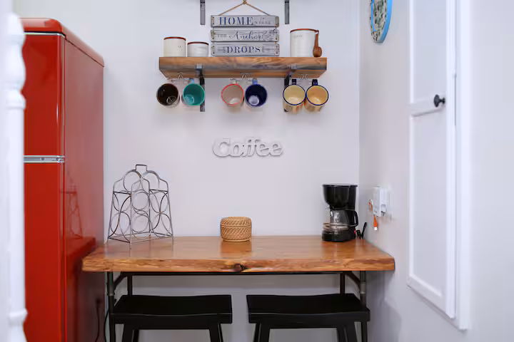 Kitchen counter & cookware