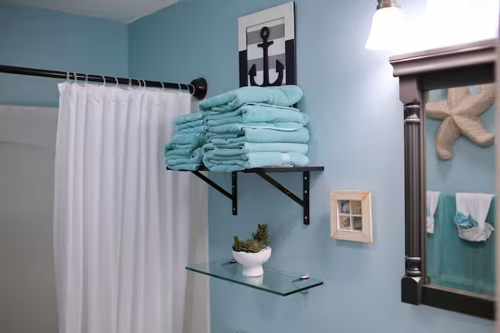 Fresh towels & coastal details